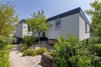 Begehrte Wohnlage: Großzügiger Winkelbungalow mit schönem Garten und Garage