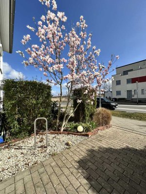 Modernes KfW-40-Reihenmittelhaus in Feldrandlage mit PV, Wallbox und Garten