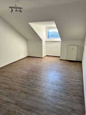 Ruhige Lage in Duissern - Frisch renovierte DG Wohnung