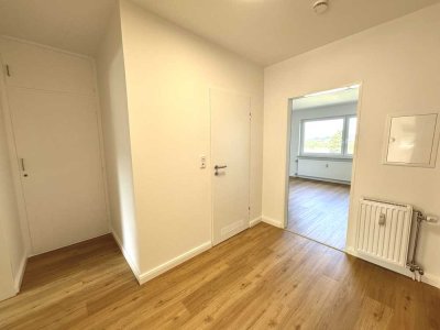 Erstbezug nach Sanierung mit Einbauküche: Helle 2-Zimmer-Wohnung mit Aufzug