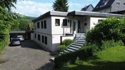 charmanter Flachdachbungalow mit sonniger Terrasse und Einliegerwohnung