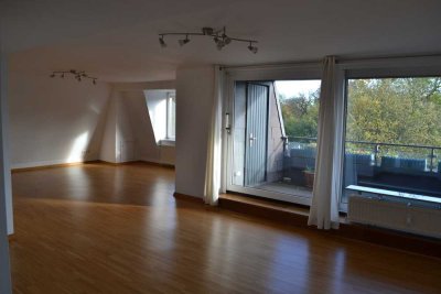 Lichtdurchflutete 3-Zi. Whg. mit Süd-Balkon, Einbauküche, 2 Bädern u Gäste-WC im Herzen v Blankenese