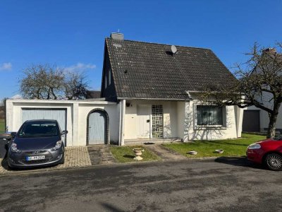 ruhig gelegenes, freistehendes Einfamilienhaus mit schönem Grundstück