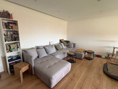 Kernsanierte 3-Zimmer-Wohnung mit Fernblick, EBK, möbeliert & TG-Stellplatz – Köln-Porz/Urbach