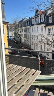 Schöne und vollständig renovierte 2-Raum-DG-Wohnung mit Balkon und EBK in Remscheid