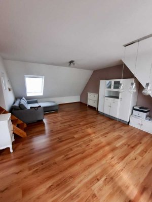 Schöne 2,5-Zimmer Maisonette Wohnung (möbliert)