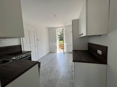 Helle 2,5 Zimmer Wohnung mit Einbauküche und Balkon !