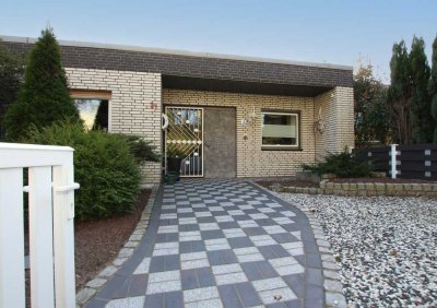 Attraktiver Bungalow mit Kamin, Wintergarten und großzügigem Raumangebot