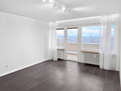 Renovierte 2-Zimmer-Wohnung mit großer Loggia und Stellplatz - sofort bezugsfrei (Provisionsfrei)
