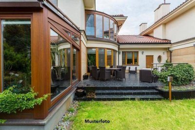 Sanierungsbedürftiges Einfamilienhaus mit Erweiterung