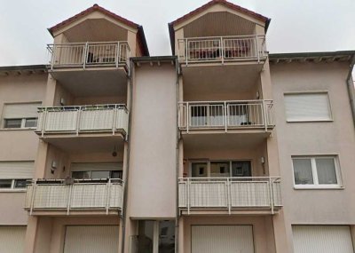 Freundliche und modernisierte 2-Raum-DG-Wohnung mit geh. Innenausstattung mit Balkon und EBK