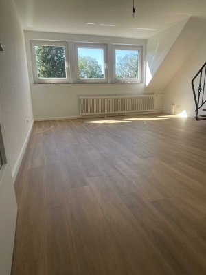 ERSTBEZUG nach Sanierung am Stadtwald: 3Z.-Maisonette + gr. Wohnküche + gr. Loggia (15qm)