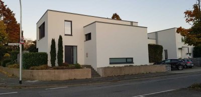 Freistehendes Architektenhaus im Bauhausstil mit moderner Technik und stilvollem Wohnambiente
