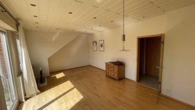 Attraktive und gepflegte 2-Raum-Dachgeschosswohnung mit geh. Innenausstattung mit Balkon und EBK