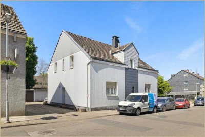 Viel Platz für Ihre Ideen – Zweifamilienhaus mit Charakter und 4 Garagen in Essen