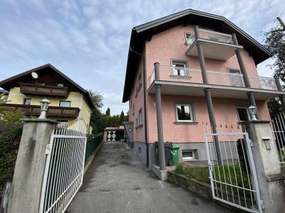 3-Zimmer-Wohnung mit zwei Balkonen, Badewanne, Doppelgaragen, und eigenem Garten