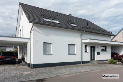 Freistehendes Einfamilienhaus, Terrasse und Garten