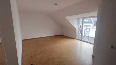 Helle 2-Zimmer Dachgeschosswohnung mit Balkon in Leverkusen-Schlebusch