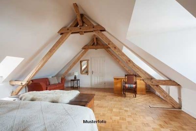 Wohnung und Anteil an Garagen-/Stellplatzgrundstück
