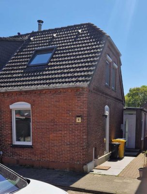Freundliches Haus mit vier Zimmern in 26723, Emden direkt am Larrelter Tief mit eigenem Steg.