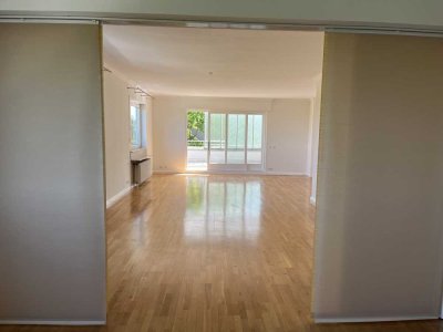 Moderne, lichtdurchflutete Wohnung mit großzügigem Schnitt