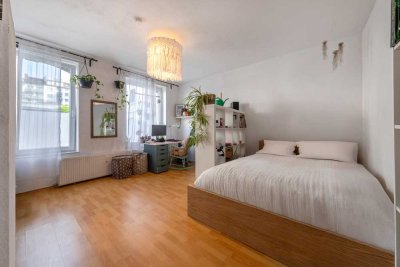 IN A TRENDY DISTRICT CLOSE TO THE RHEIN! 2 rooms, bright floor plan, fitted kitchen, and bathtub