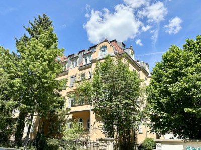 * helle und sehr großzügige 3-Zimmer-Wohnung in denkmalgeschützter sanierter Altbauvilla *