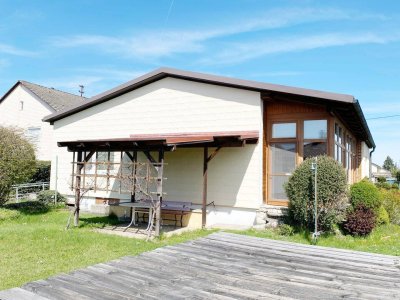 Älterer, aber gepflegter Bungalow mit großem Wintergarten