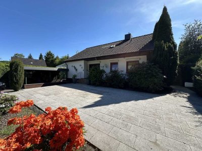 Vollmöbliert! Großes Einfamilienhaus mit Sauna, XXL-Garten & Carport