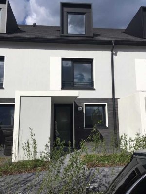 Erstbezug Reihenhaus 5 ZKB, Gäste WC, Stellplatz