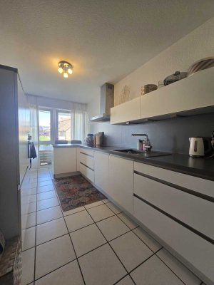 Teil­möblierte 2-Zimmer Wohnung mit moderner EBK, Balkon, Stellplatz & Keller in bester Lage!