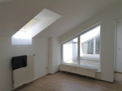 Ruhig und trotzdem zentral! Helle 3-Zimmer-Mansardenwohnung mit Terrasse und möblierter Küche in Ried