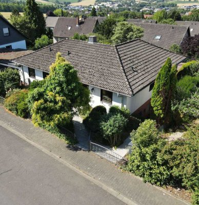 Freistehendes Einfamilienhaus mit Einliegerwohnung, großem Grundstück & Top-Lage