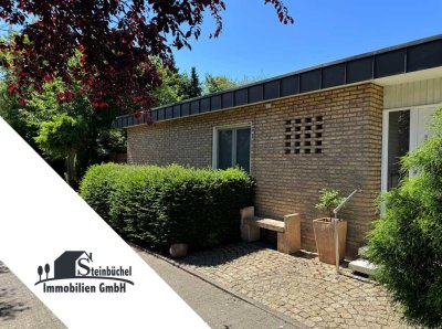 Wohnen auf einer Ebene! Bungalow in MS-Nienberge mit Südgarten, zwei Garagen & großem Grundstück!