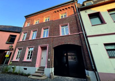 Teilmöblierter, sanierter Wohntraum inkl. hochw. Einbauküche, Terrasse sowie Beleuchtungskonzept