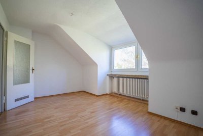Helle Dachgeschosswohnung mit Küche und Waschmaschine