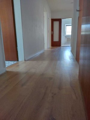 Erstbezug nach Teilsanierung: Sonnige 3,5-Zimmer-Wohnung mit Süd-Balkon in Ergolding/Piflas