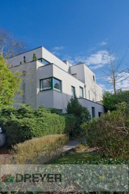 Villenviertel, 2,5 Zi. Wohnung im EG, mit Terrasse, Garten und  zwei TG-Stellplätzen