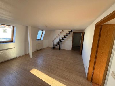 Helle 3-Raum-Maisonette-Wohnung im Zentrum von Auma mit EBK und Stellplatz-Möglichkeit