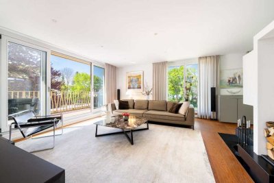 Eleganz und Lichtfülle am Schlosspark: Großzügiges Penthouse mit Kamin und Liftlanding