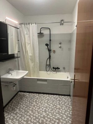 Renovierungsbedürftige 2-Zimmer-Wohnung im 1. OG mit Balkon in Stuttgart-Heumaden