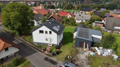 Genehmigt & bereit: Haus + Baugrundstück für 2 weitere Einheiten – 305 m² Wohnfläche + Solar