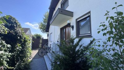 CHARMANTE 1,5-ZIMMER-WOHNUNG MIT GROSSER TERRASSE UND IDYLLISCHEM GARTEN!