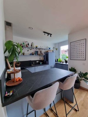 Geschmackvolle und helle Wohnung mit zwei Zimmern sowie Balkon und Einbauküche in Landshut