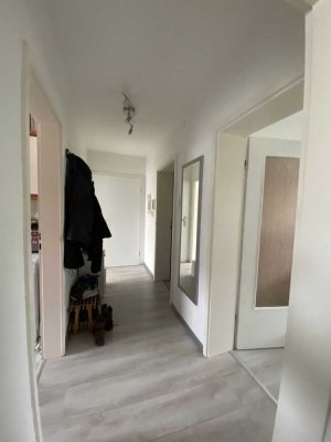 Ansprechende und modernisierte 3-Zimmer-Hochparterre-Wohnung mit geh. Innenausstattung mit Balkon