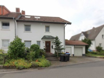 Wohnen mit Blick auf die Liobakirche: Doppelhaushälfte mit Garage in Petersberg