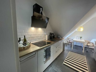 Vollständig renovierte Dachgeschosswohnung mit drei Zimmern, EBK, Balkon