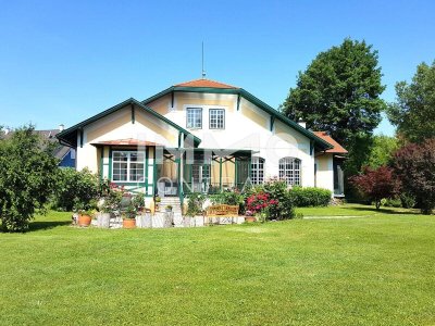 Französisches Jagd-Chalet – nur 30 Minuten von Wien: 2.480 m² Grundstück in unverbaubarer Ruhelage