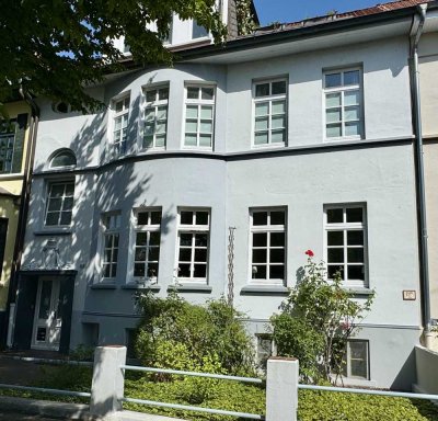 Villenviertel! Große Altbauwohnung mit Balkon