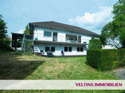 Friedrichsdorf: Geräumiges Einfamilienhaus für die große Familie mit unverbaubarem Blick ins Grüne